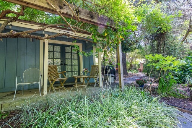 Building Photo - 550 square foot Fully Furnished short term... Rental