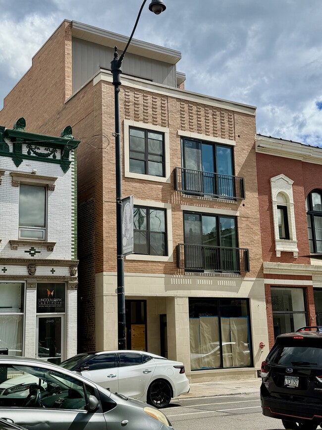 Building Photo - 2445 N Lincoln Ave Unit 2F