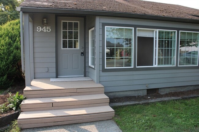 Photo - 3 Bedroom, 1.5 Bathroom House! Available now!