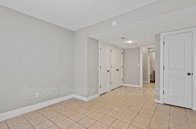 7167 Holland Ln