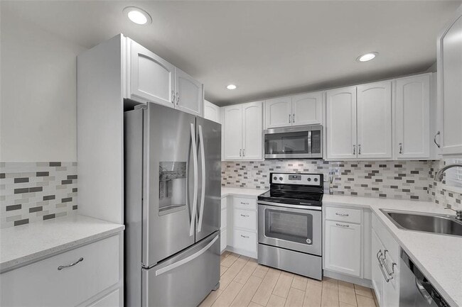 Building Photo - 3529 NW 35th St Unit 1606