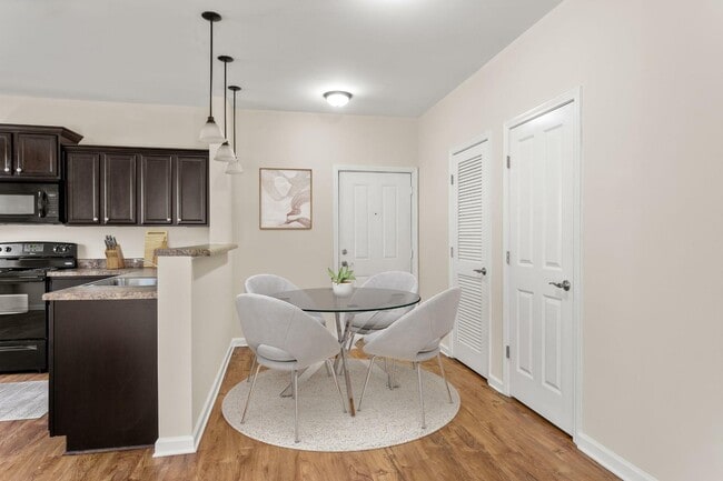 Retreat at Lenox Village - Dining Area