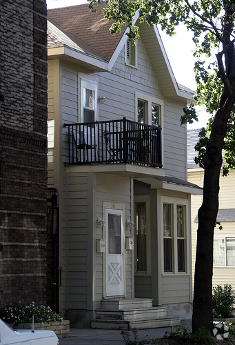 Building Photo - 341 E 19th St Unit Upper Rental