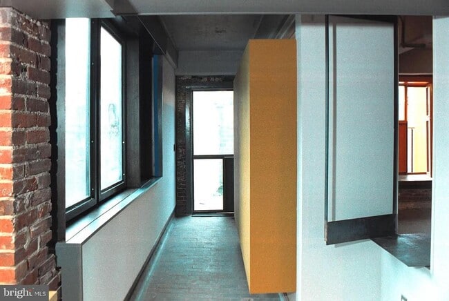 Building Photo - 144-50 W Laurel St Unit 202
