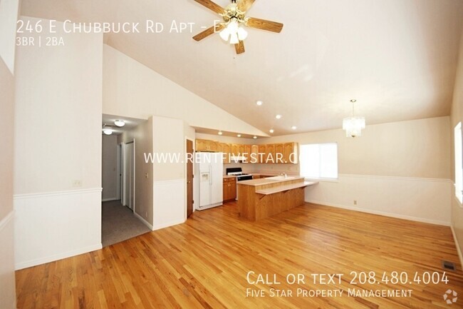 Building Photo - Large Apartment with Gorgeous Vaulted Ceil... Unit E