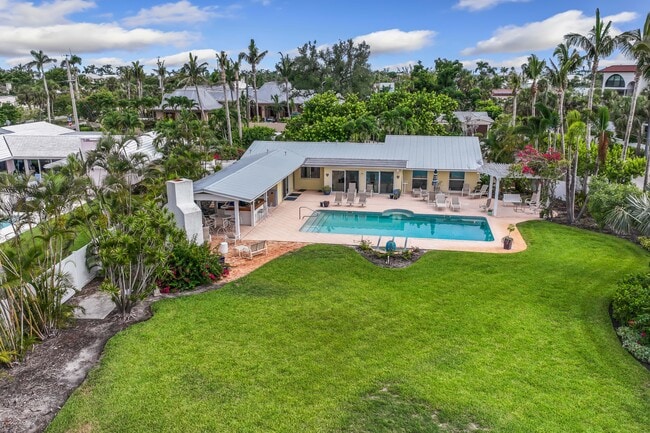 Building Photo - 1070 10th St E