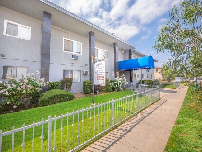 Photo - 7253-7257 Variel Ave