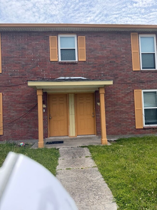 Building Photo - Affordable Town home