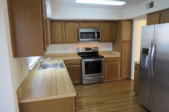 Photo - 2208 Wimbledon Cir