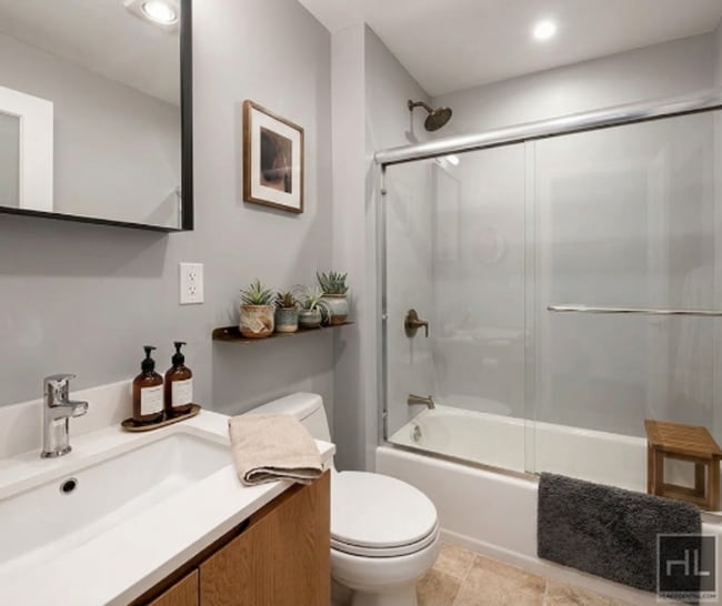 Spacious 1 Bed Flex 2 with In-Unit W/D in Prime Midtown East