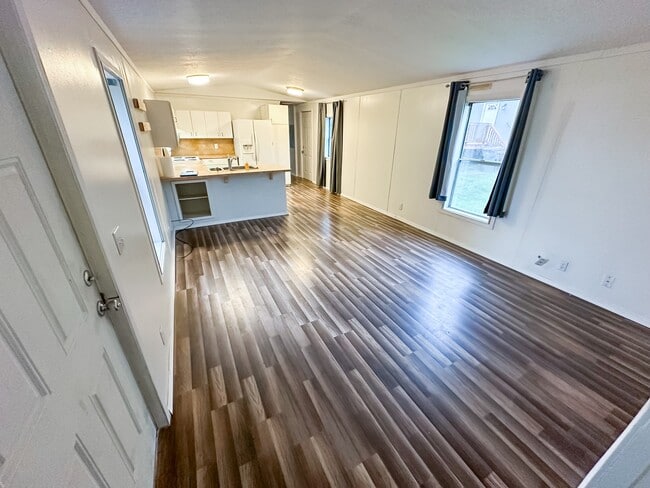 Building Photo - 4511 Lakewood Rd