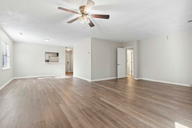Photo - 6412 Spice Bush Crescent