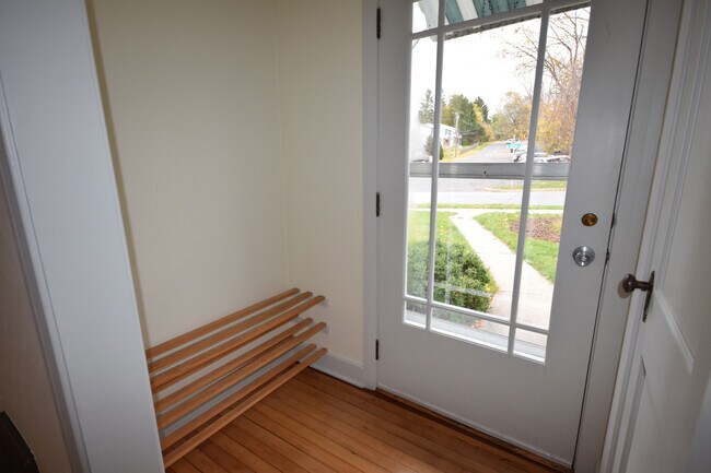 Photo - Professionals Only - 3 bedrooms 1 bath house