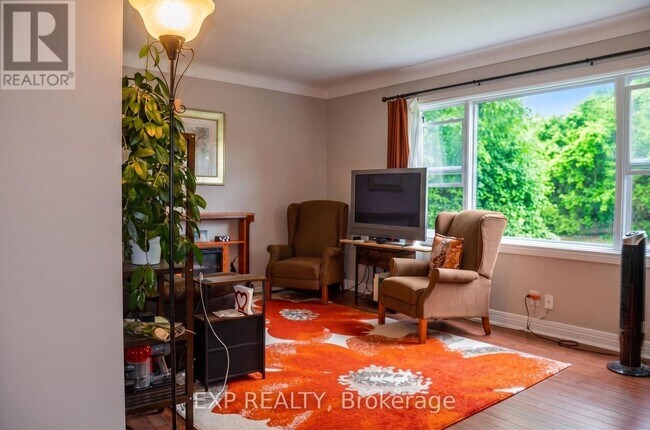 Photo - 42 Lavergne St