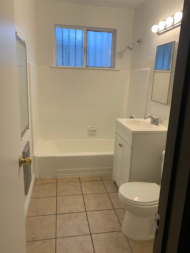 Photo - 14714 Strathern St