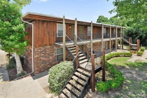 Building Photo - 1550 E 2nd St Unit Penthouse Gardens R104