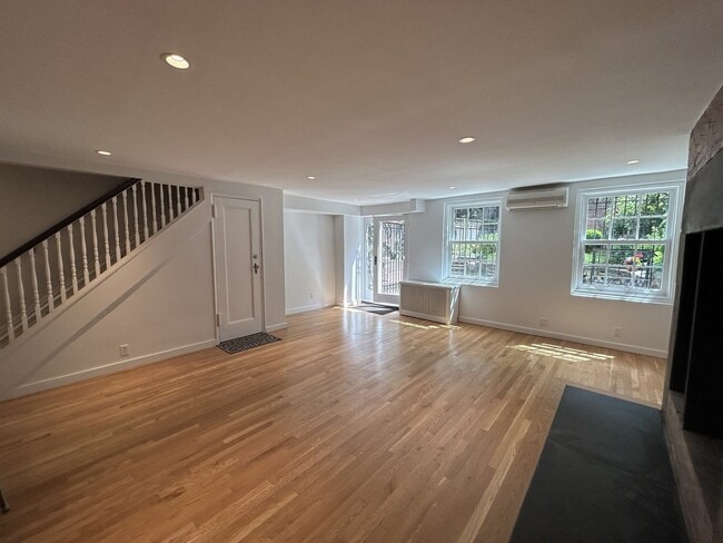 Building Photo - West 20th St 3 BD 2BA Duplex- 11Ft Ceili... Rental