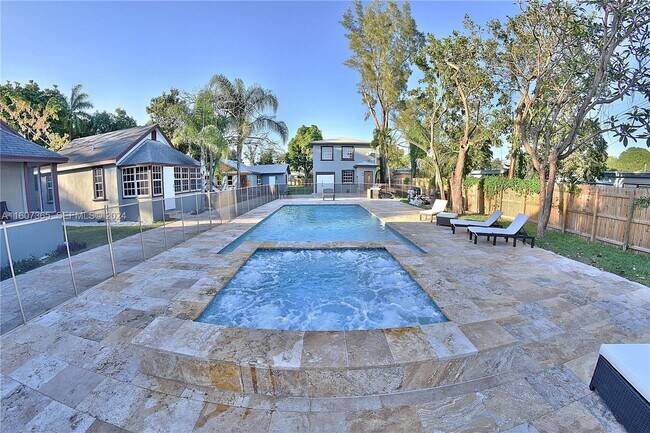 Photo - 2411 Monroe St