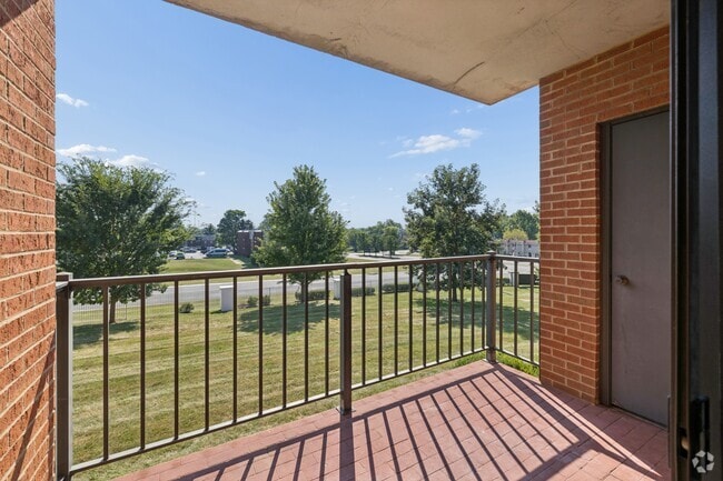 2BR, 2BA - 1,100SF - Balcony