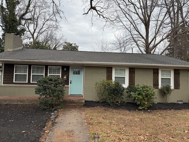 Building Photo - Lovely Three Bedroom Home in Windsor Park!