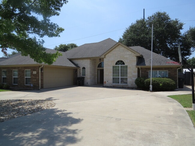 Building Photo - "Spacious 4-Bed Oasis in Killeen with Granite Touches & Cozy Fireplace!"