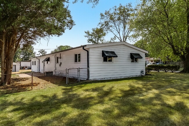 Photo - Charming & Modern 3 Bed / 1 Bath Home in F...