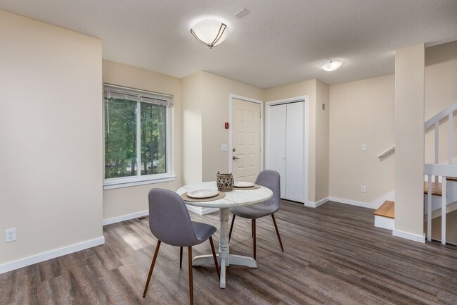 Photo - 87 Dunvegan Wds Dr