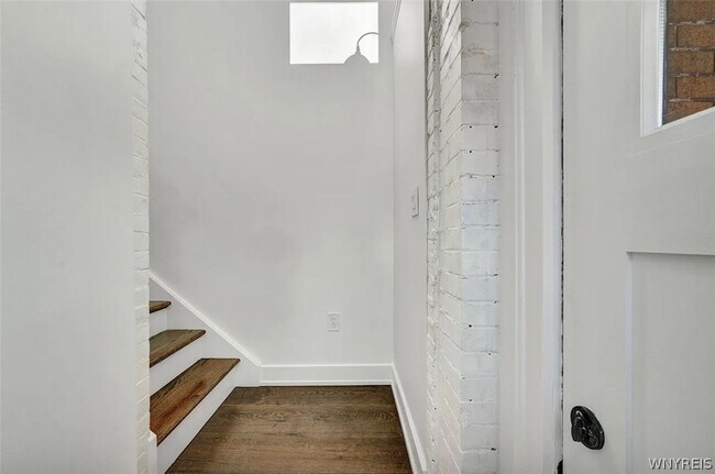 Photo - 162 Allen St