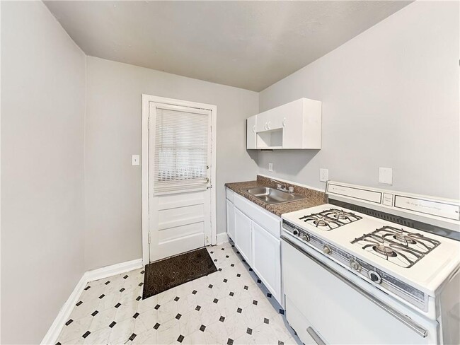 Photo - 946 Ira St SW