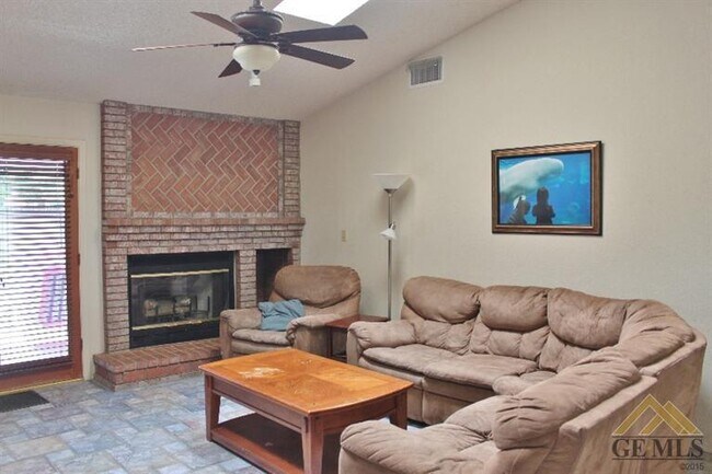 Photo - Spacious 4 Bed | 2 Bath in The Oaks Commun...