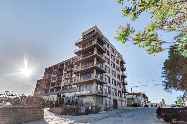 Parte trasera del edificio - 215 W Maple St Unidad 312