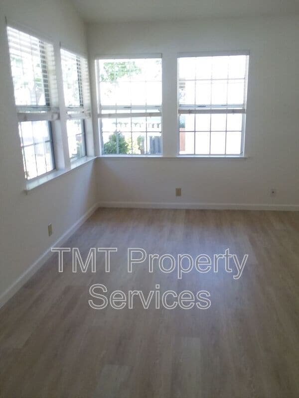 Photo - 948 Bluebell Way
