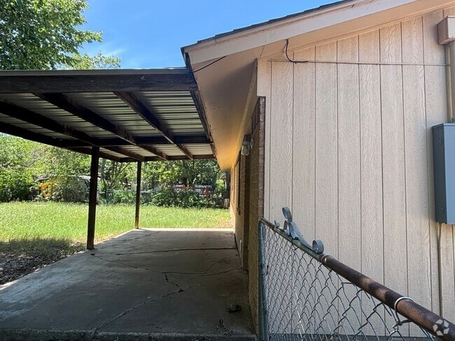 Building Photo - 3 Bedroom and 1.5 Bath Rental