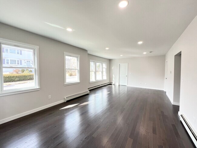 Living room - 239 Kelsey St Unit 1