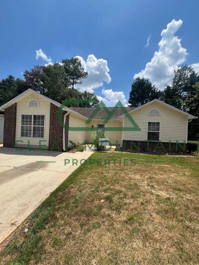 Building Photo - Fully Renovated 4 Bedroom Home – Convenien... Unit 4 CC