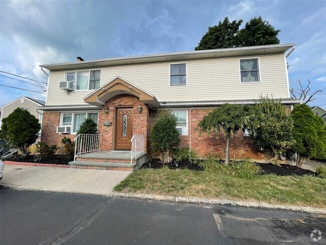 Building Photo - 133 Railroad Ave Rental
