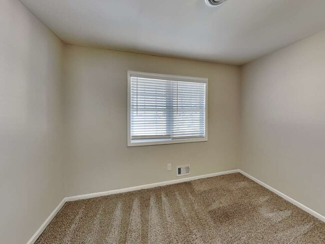 Photo - 335 Dartmouth Dr SW