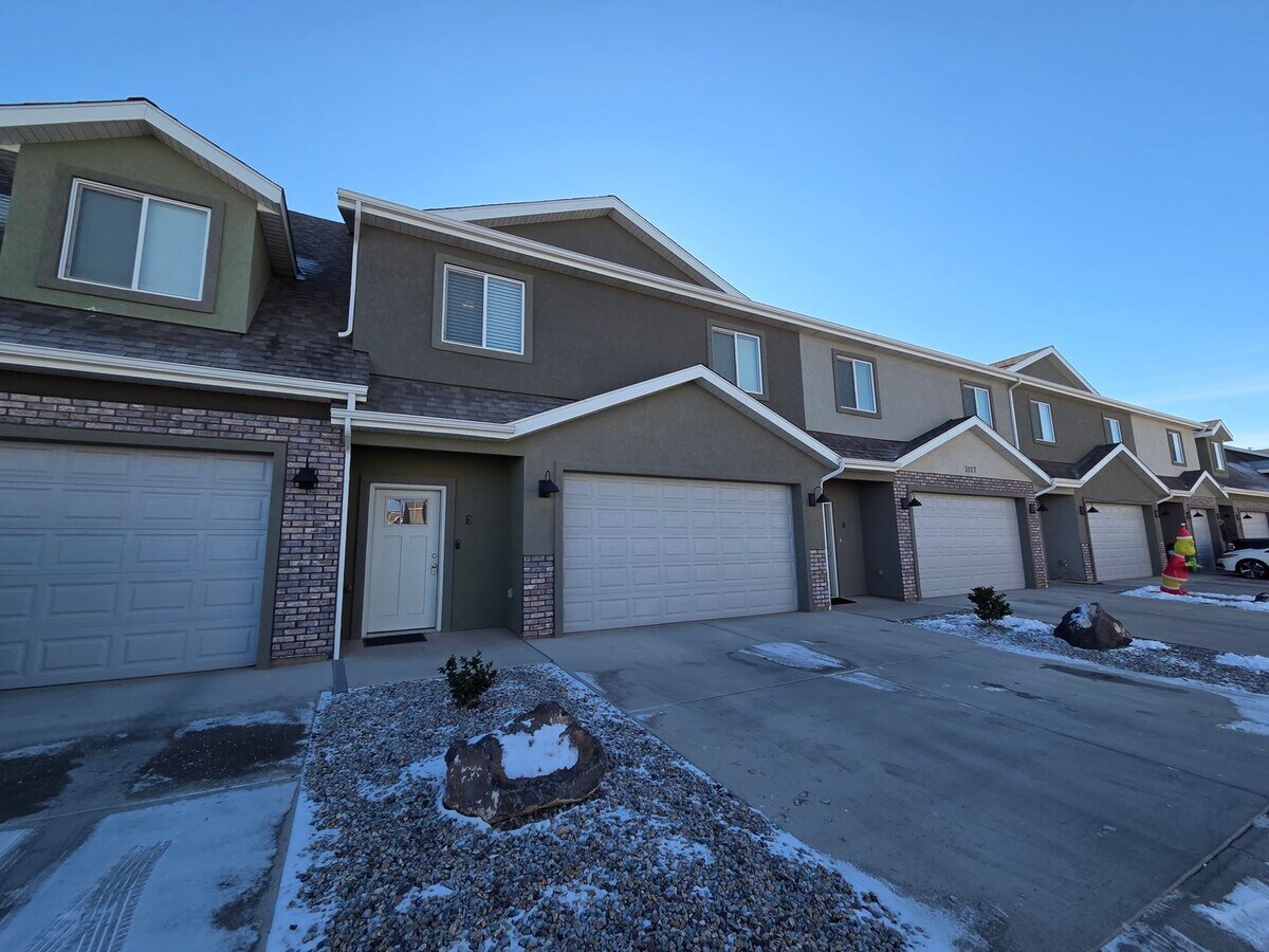 Like-New 3 Bed / 2.5 Bath Townhome in Prime Cedar City Location – Act Fast! - Like-New 3 Bed / 2.5 Bath Townhome in Prime Cedar City Location – Act Fast!