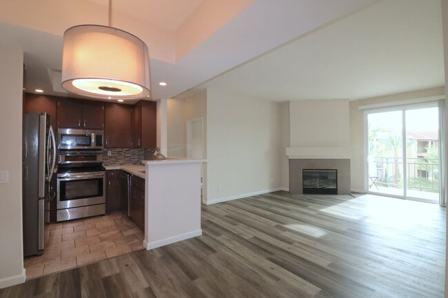 Building Photo - Mission Valley condo (River Colony) with balcony!  Central heat/ air. Gated garage parking. Pool/...