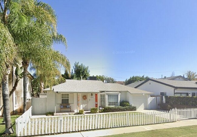 house front view - 4950 Chimineas Ave Casa