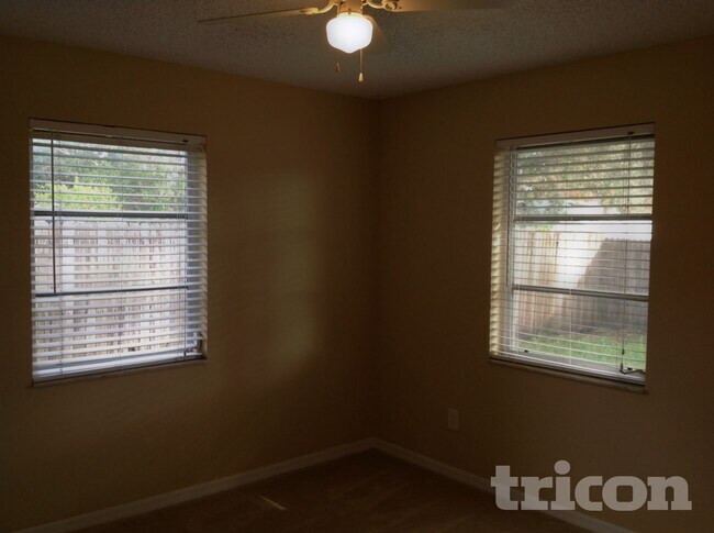 Photo - 1009 Jamaica Way