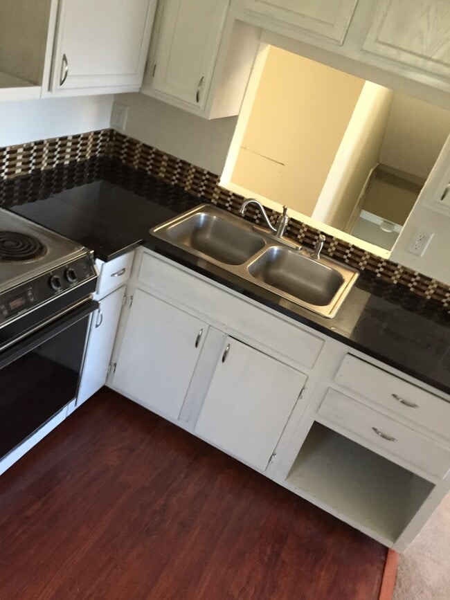 Building Photo - 920 W 3rd St Unit 920 w 3rd st.