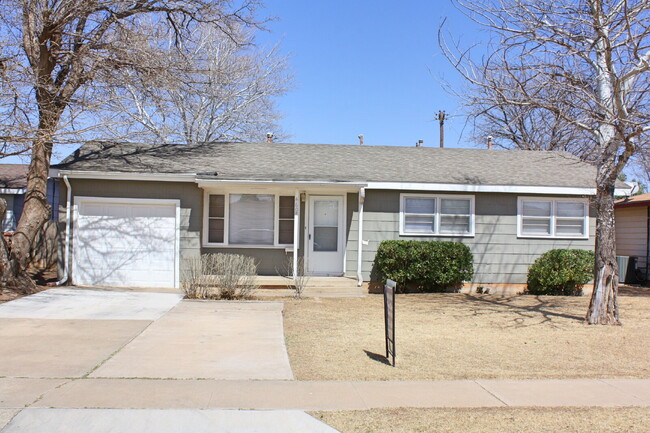 House Located Minutes From Schools, Restau... - House Located Minutes From Schools, Restau...