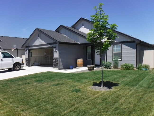 Bright and spacious 3 bed, 2 bath home jus... - Bright and spacious 3 bed, 2 bath home jus...