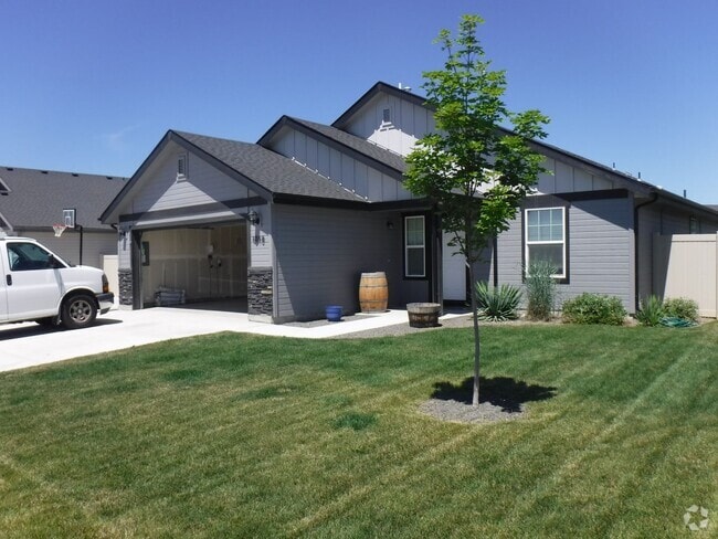 Building Photo - Bright and spacious 3 bed, 2 bath home jus...