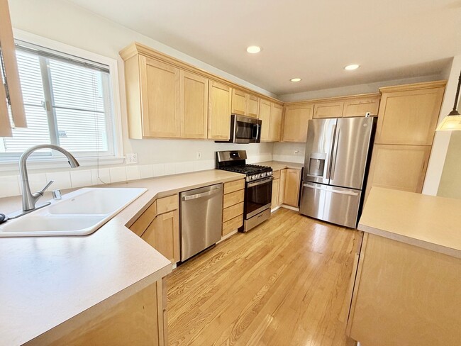 Lovely Lake City Townhouse - AVAILABLE NOW at $2695!