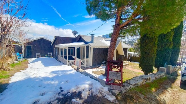 Adorable 2 bed 1 bath home with great views! - Adorable 2 bed 1 bath home with great views!