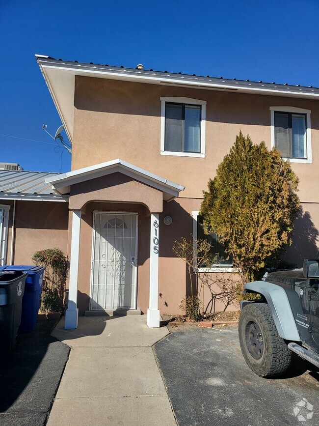 Building Photo - 3 Bedroom 1 1/2 Bath Townhouse in the hear...