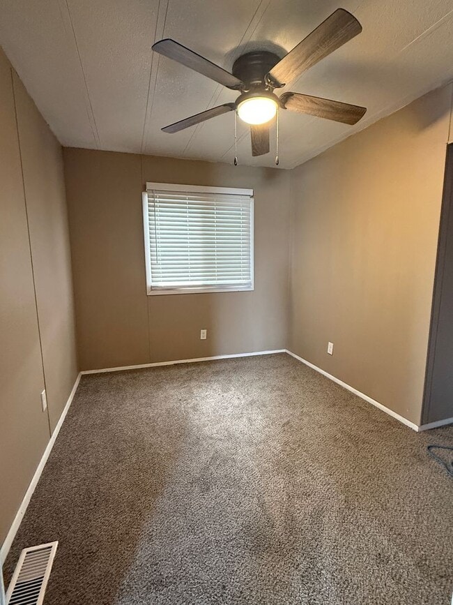 Photo - Spacious 3 bedroom 1 bathroom Pet Friendly Home