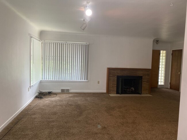 Photo - 1040 NE Alfred Ln Unit Upper